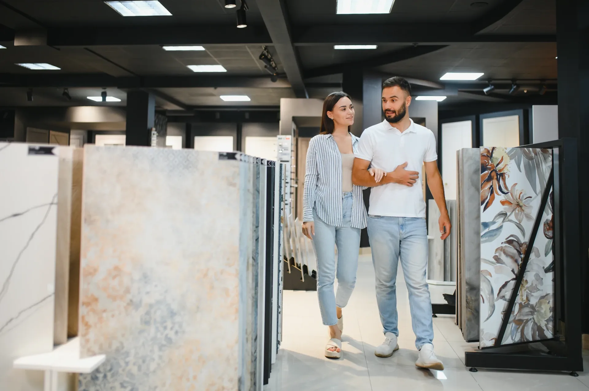 Coppia che sceglie le piastrelle per la casa nello showroom Max Due