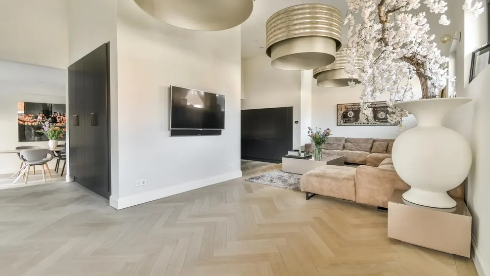 Pavimento in gres porcellanato in un soggiorno moderno, esempio per la scelta tra gres e ceramica