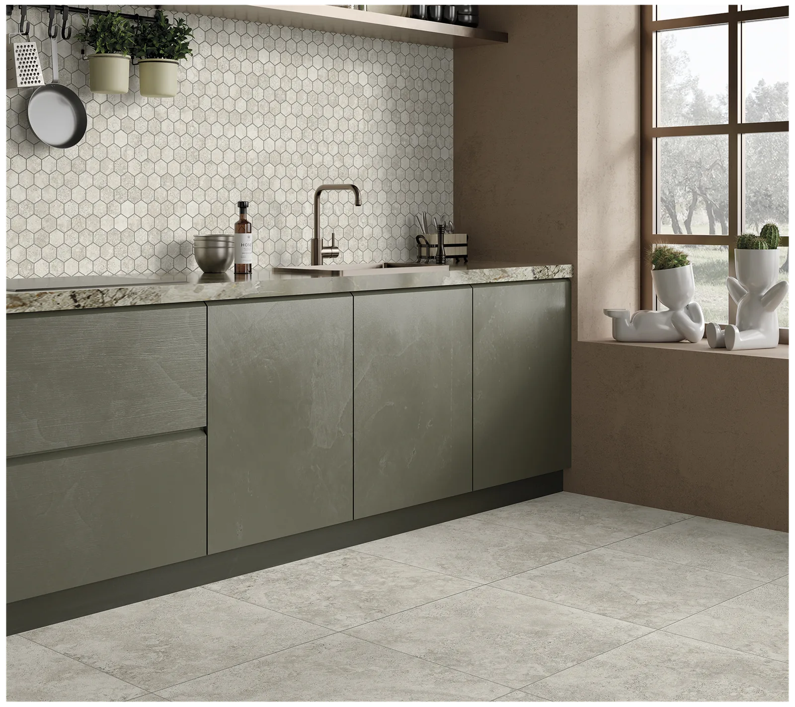 Cucina con ante verde salvia, rivestimento a mosaico esagonale e pavimento in piastrelle grigie effetto pietra