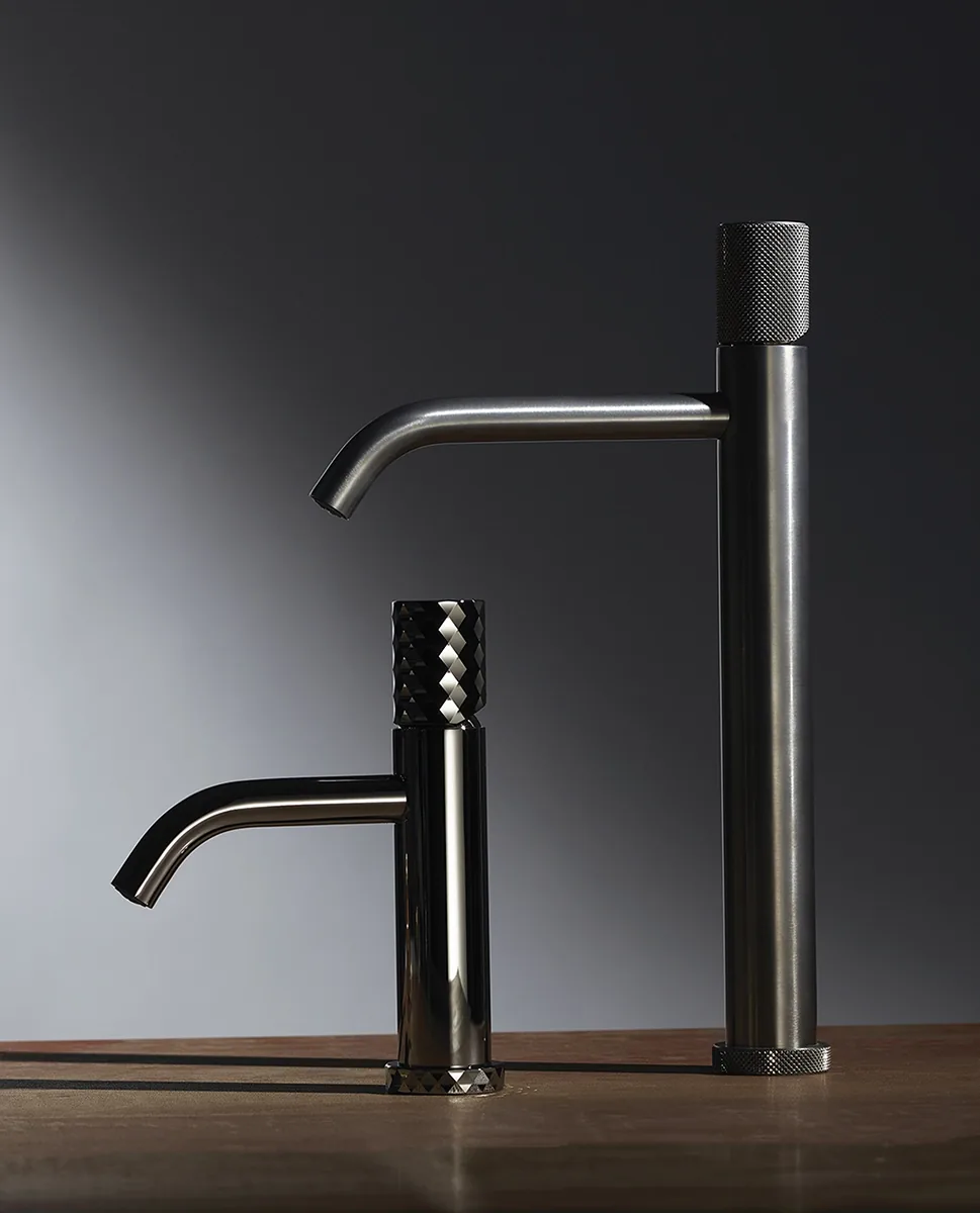 Due rubinetti da lavabo Fima Spillo Tech, uno alto satinato e uno basso lucido, su sfondo scuro