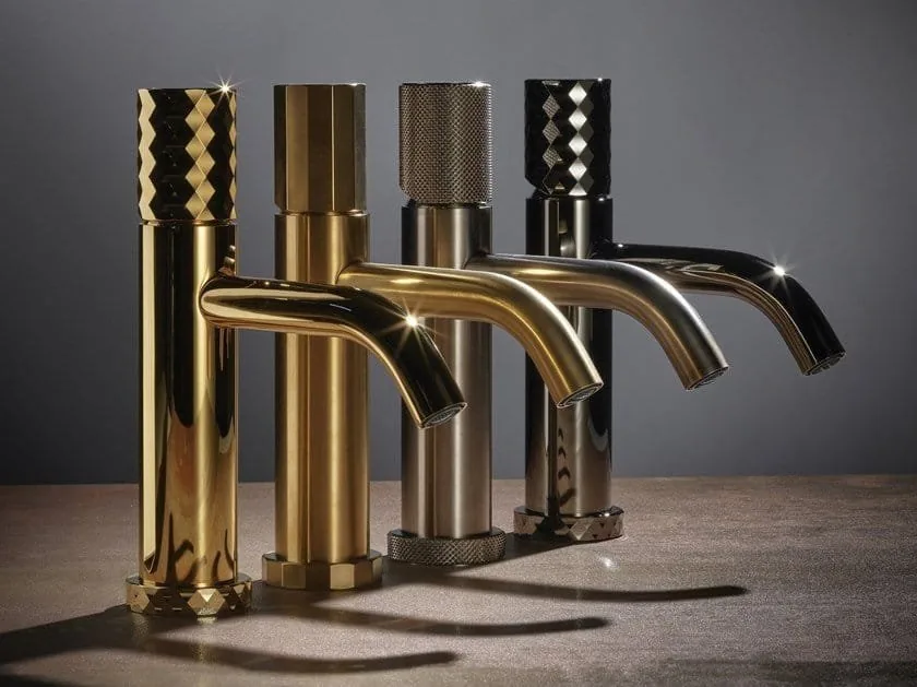 Quattro rubinetti da lavabo Spillo Tech di Fima Carlo Frattini, due dorati, uno grigio satinato e uno nero lucido