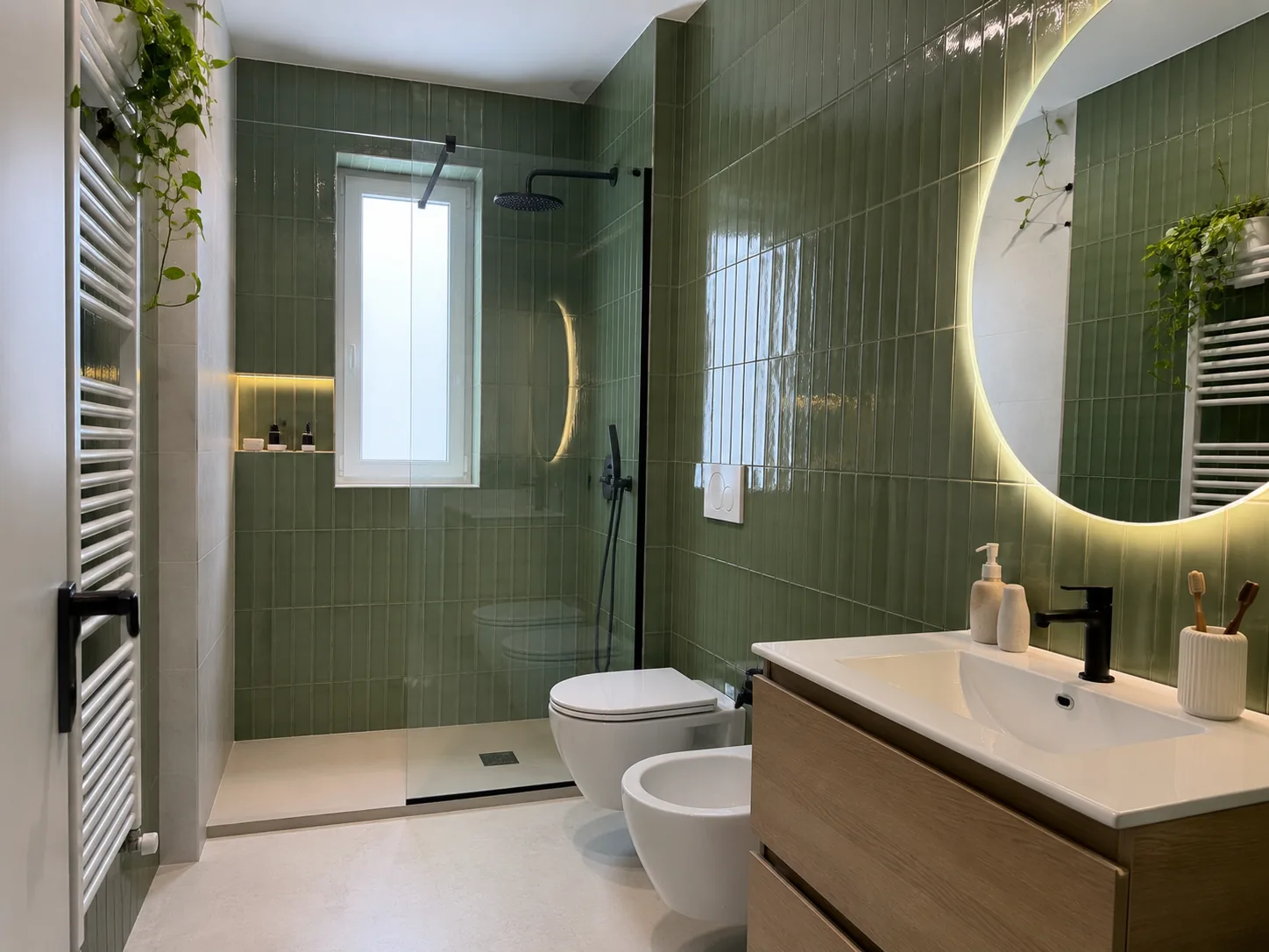 Bagno con piastrelle verdi