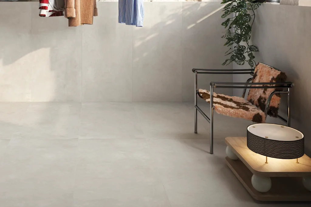 Pavimentazione e muro con larghe piastrelle Natural Resine di La Fenice