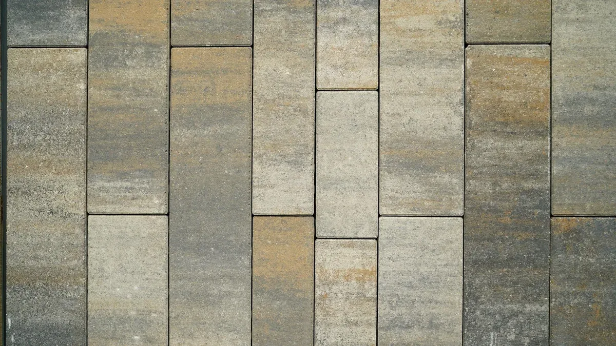Pavimento in gres effetto pietra per una terrazza esterna
