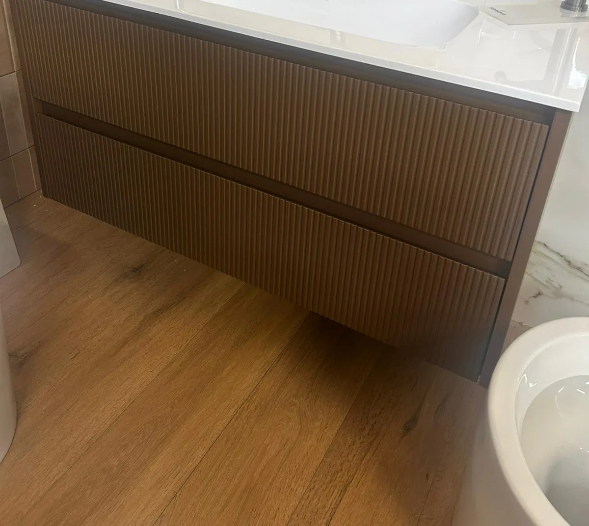 Mobile bagno Vica bronzo Marrakesh con ante a doghe verticali e lavabo in resina