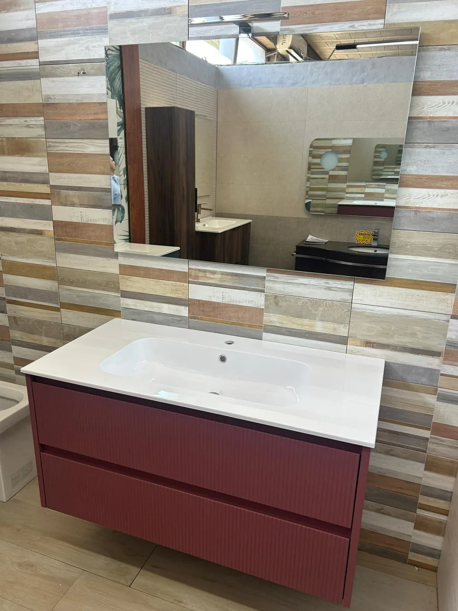 Composizione bagno Vica rosso corallo sospesa con specchiera in showroom