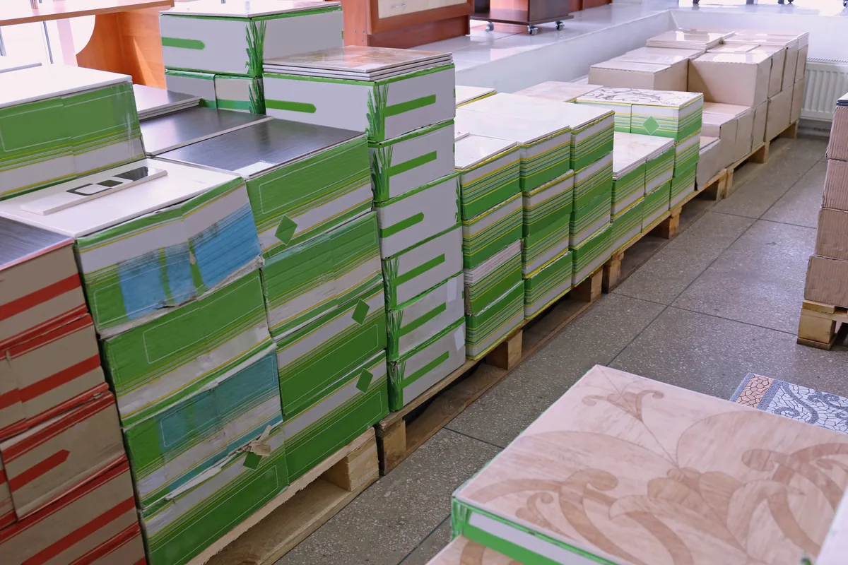 Pallet con scatole di piastrelle in magazzino, materiale in pronta consegna per arredo bagno e forniture edili a Palermo
