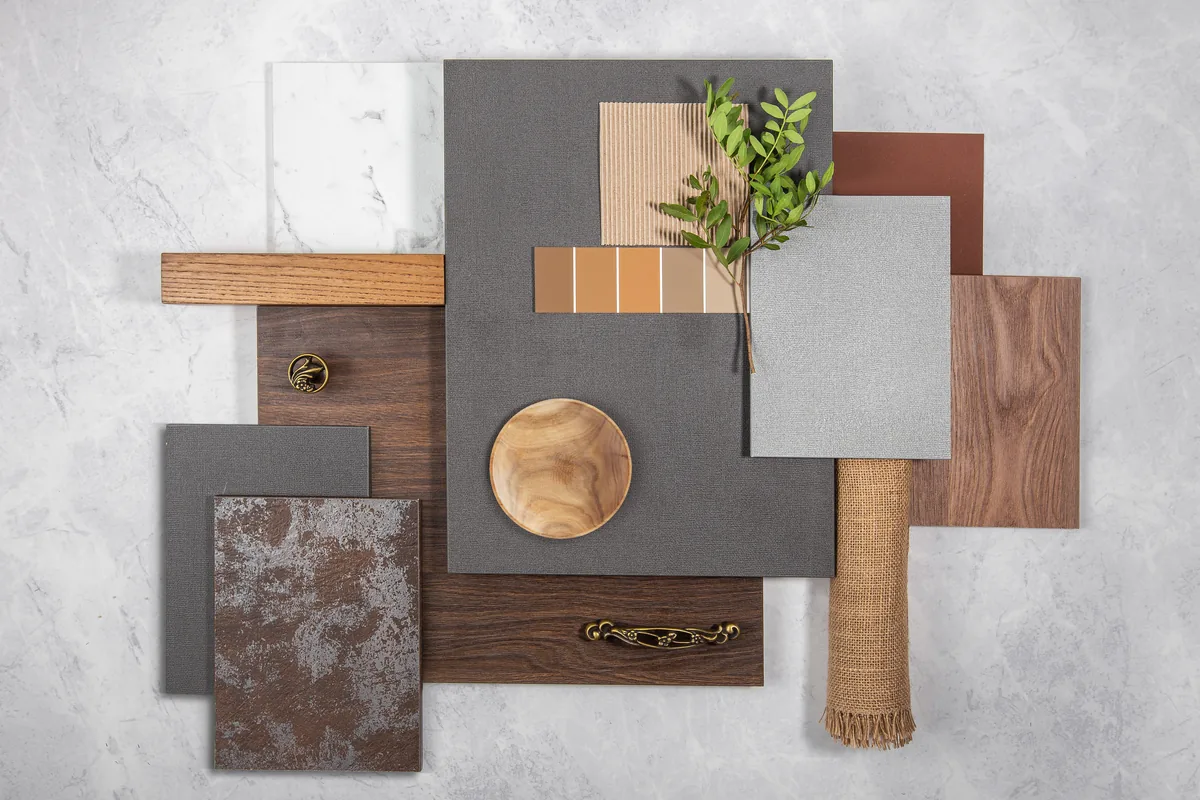Campioni di piastrelle e finiture bagno disposti su un banco in uno showroom di forniture edili a Palermo