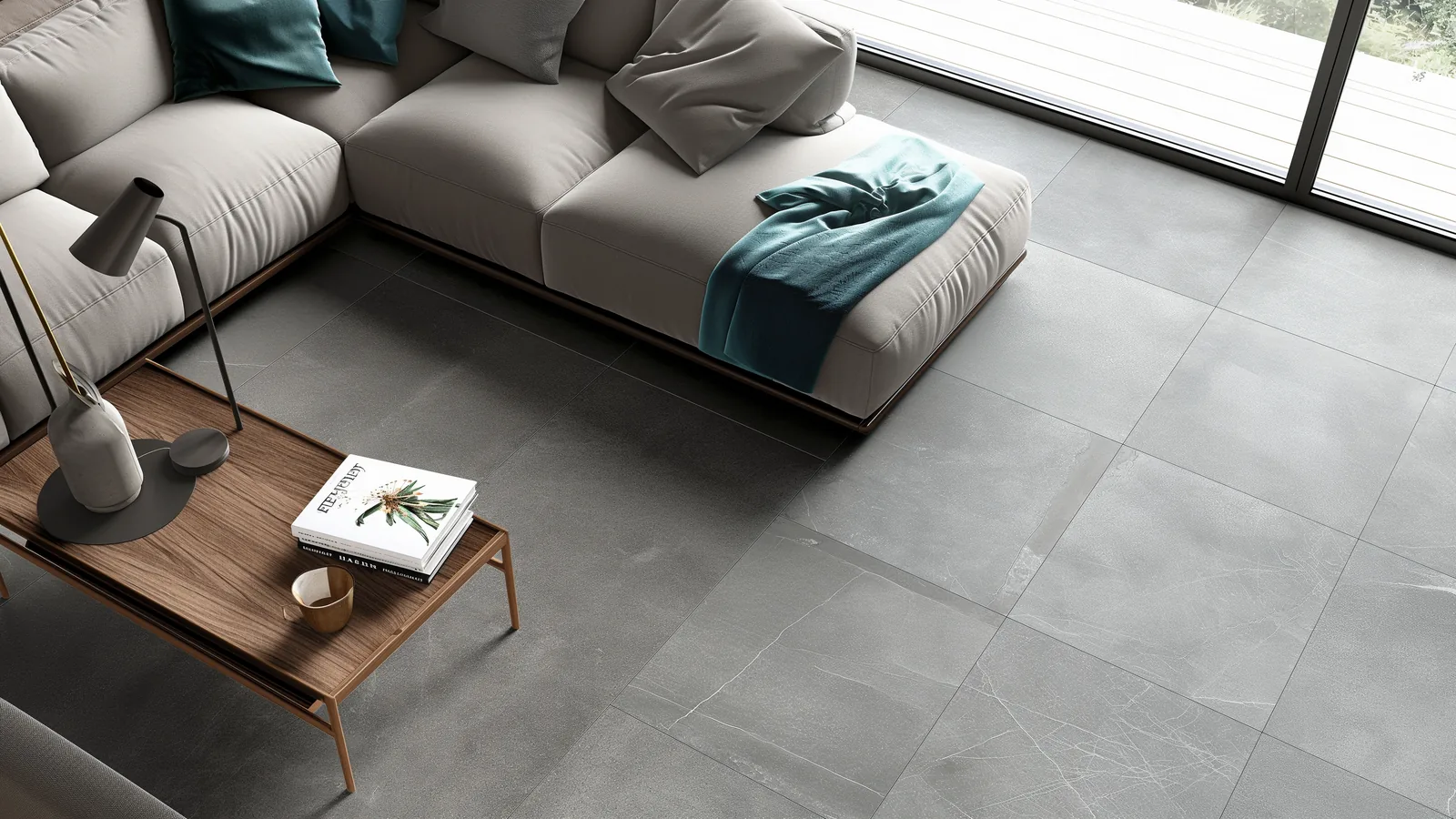 Pavimento in gres effetto cemento 80x80 di tono chiaro con finitura opaca in un soggiorno moderno con luce naturale