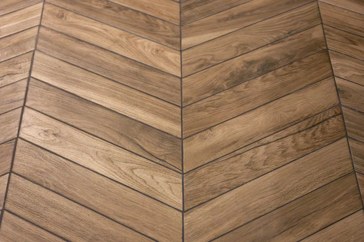 Pavimento in gres effetto legno con posa a spina, il disegno di posa che aumenta gli sfridi delle piastrelle