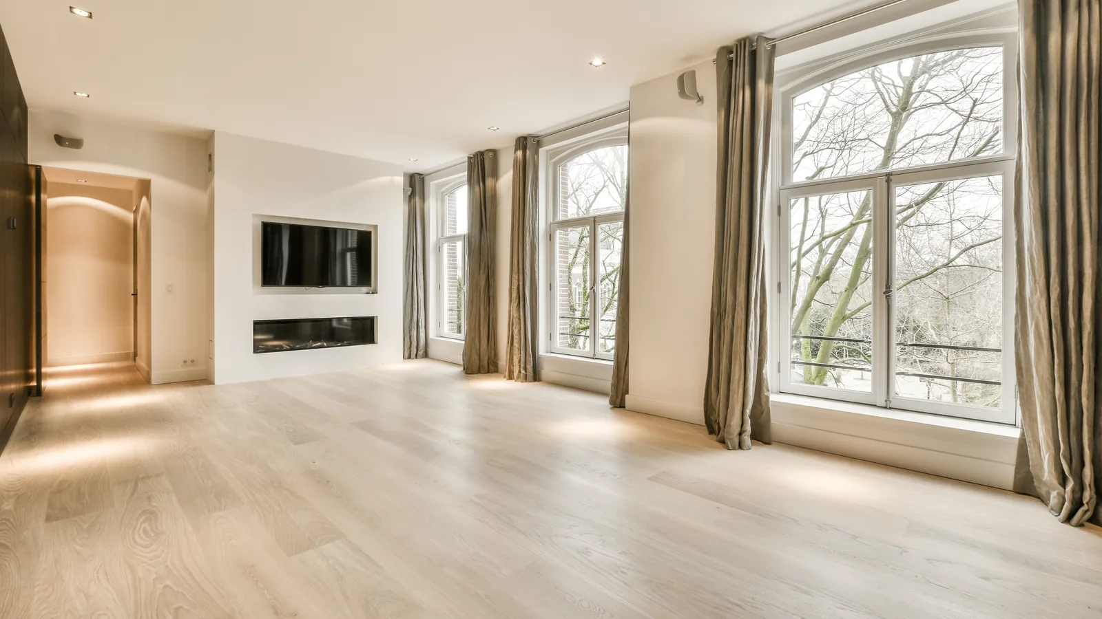 Pavimento in gres effetto legno 20x120 rovere chiaro a doghe lunghe e strette in un soggiorno moderno e luminoso
