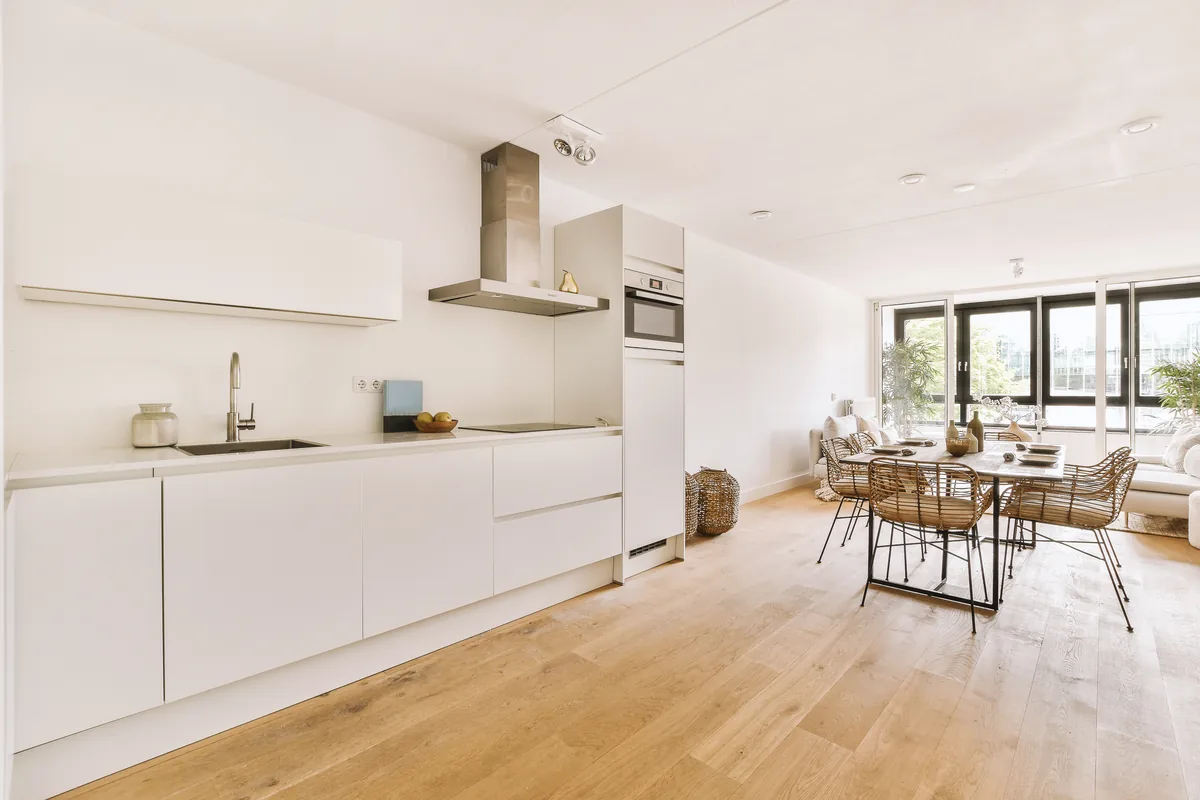 Pavimento effetto legno a doghe 20x120, cucina moderna con doghe chiare posate in continuo verso la zona pranzo e luce naturale