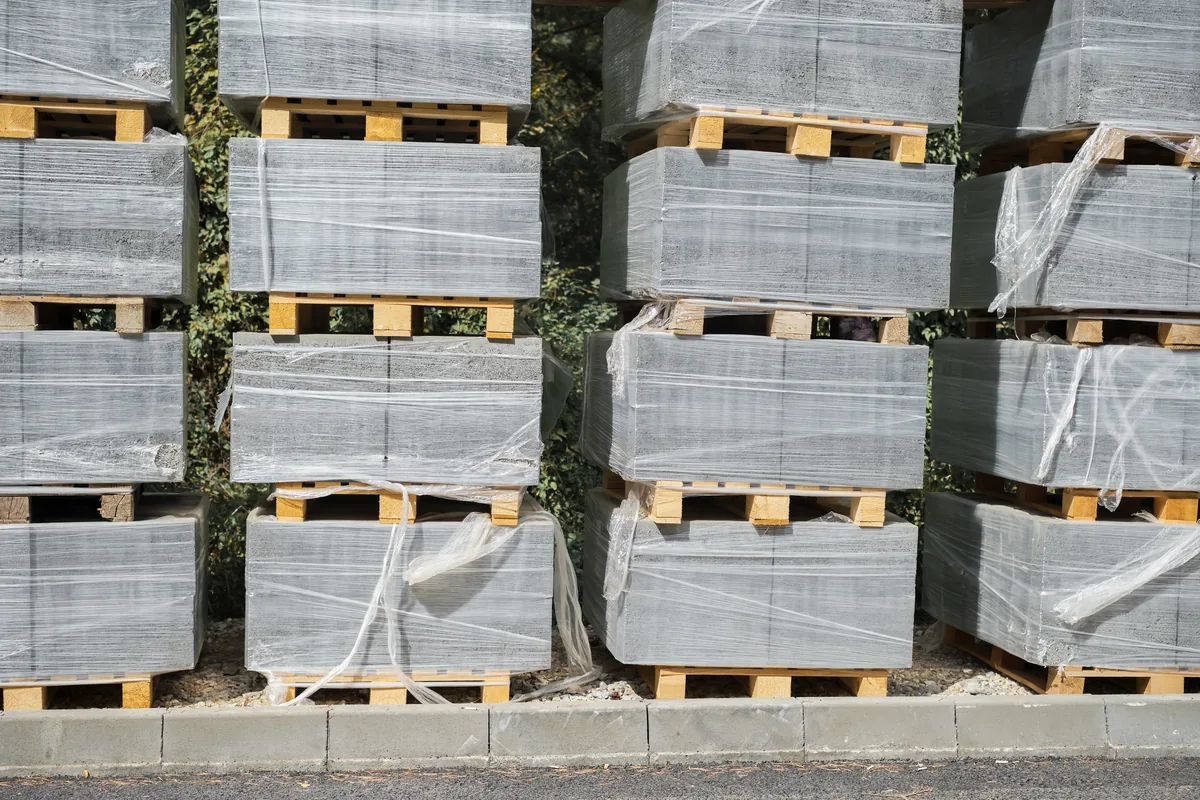 Pallet di piastrelle in gres pronte per la consegna in magazzino