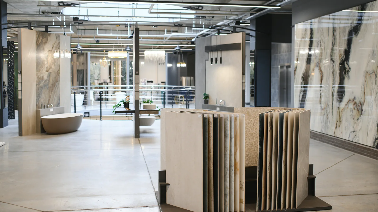 Showroom di forniture edili a Palermo con espositori di piastrelle, ceramiche e lastre in gres di grande formato