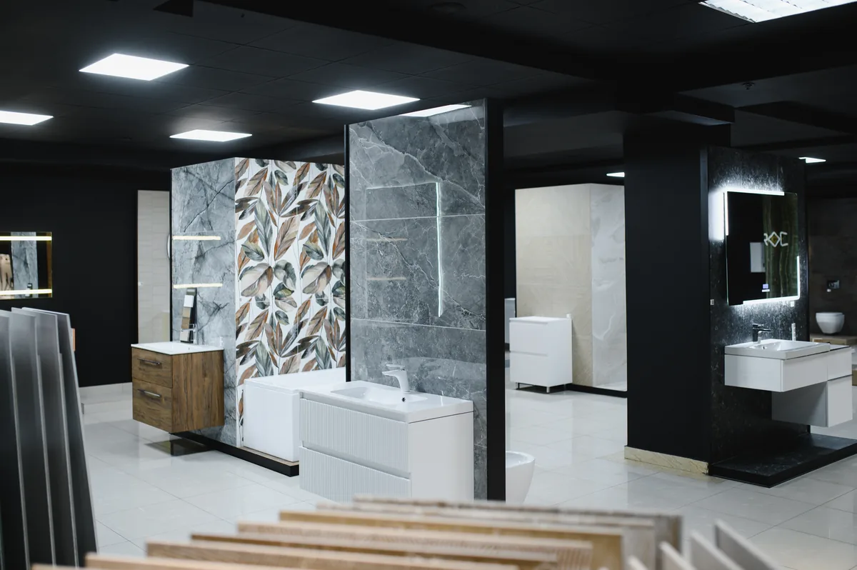 Showroom di arredo bagno con mobili sospesi, lavabi e lastre in gres effetto marmo, i trend arredo bagno 2027 da vedere dal vivo