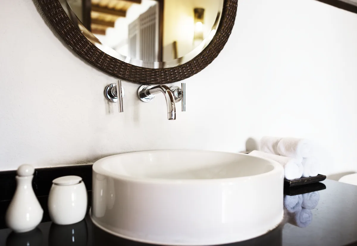 Lavabo in ceramica e rubinetteria cromata in un bagno elegante di design italiano