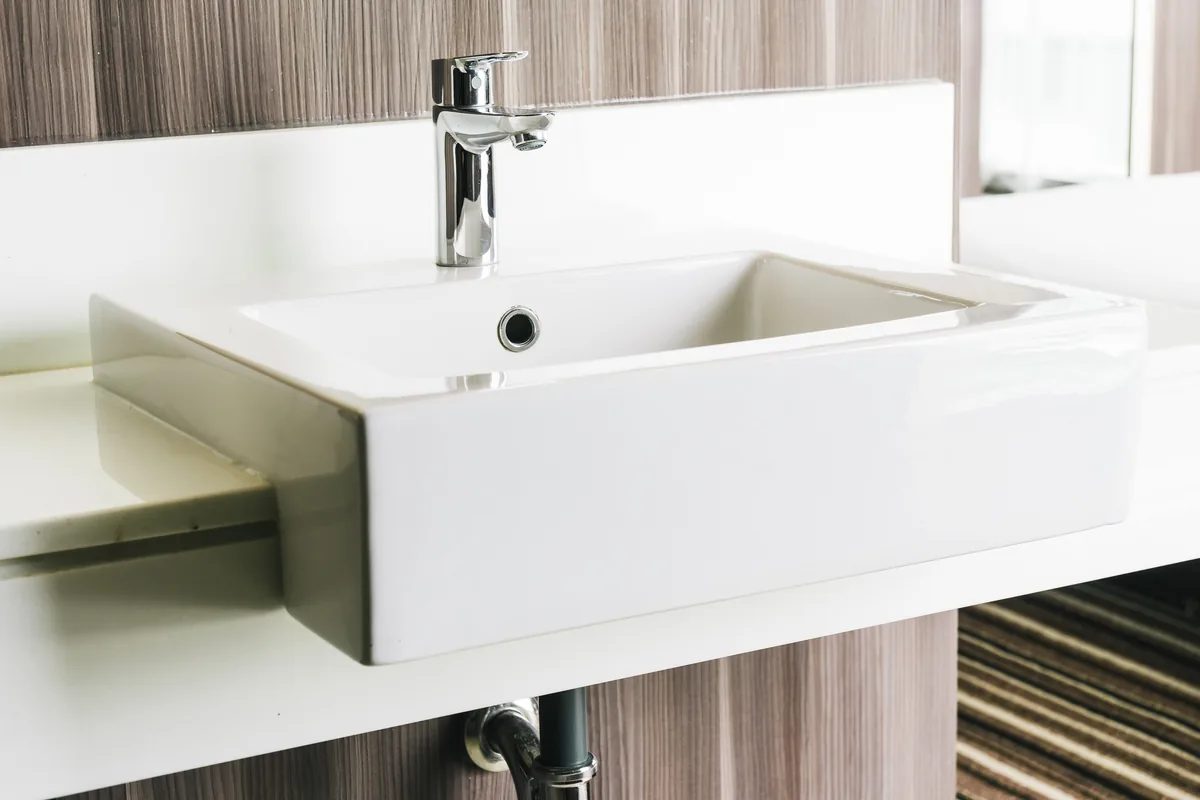 Dettaglio ravvicinato di un lavabo in ceramica lucida, superficie di alta qualità per sanitari da bagno