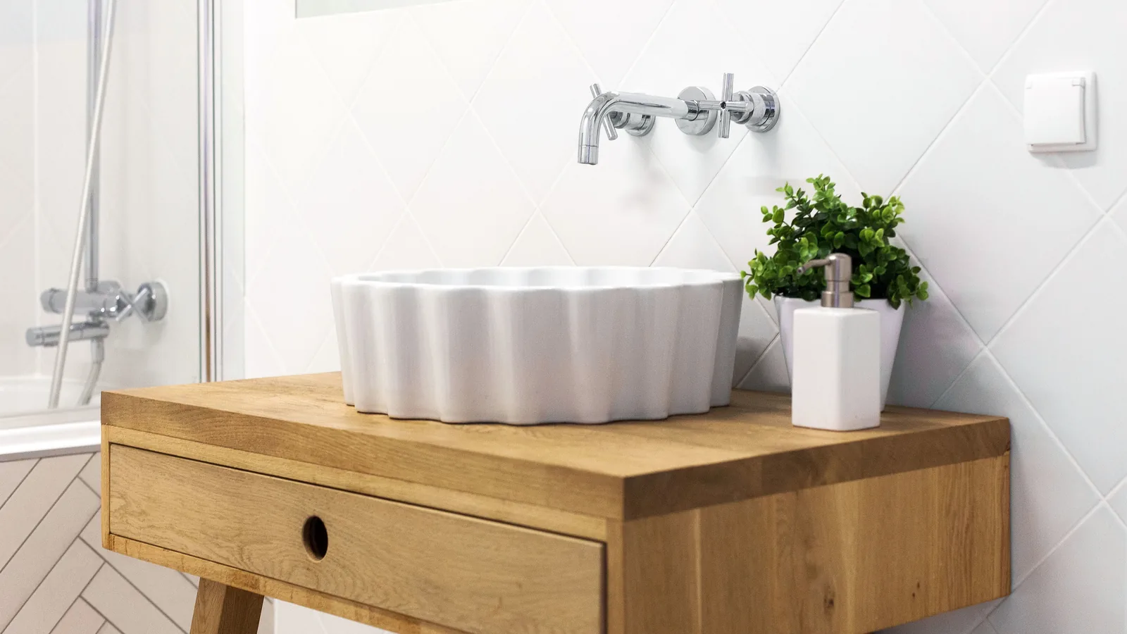 Mobili bagno moderni su misura a Palermo, esempio in legno con lavabo d'appoggio ceramico