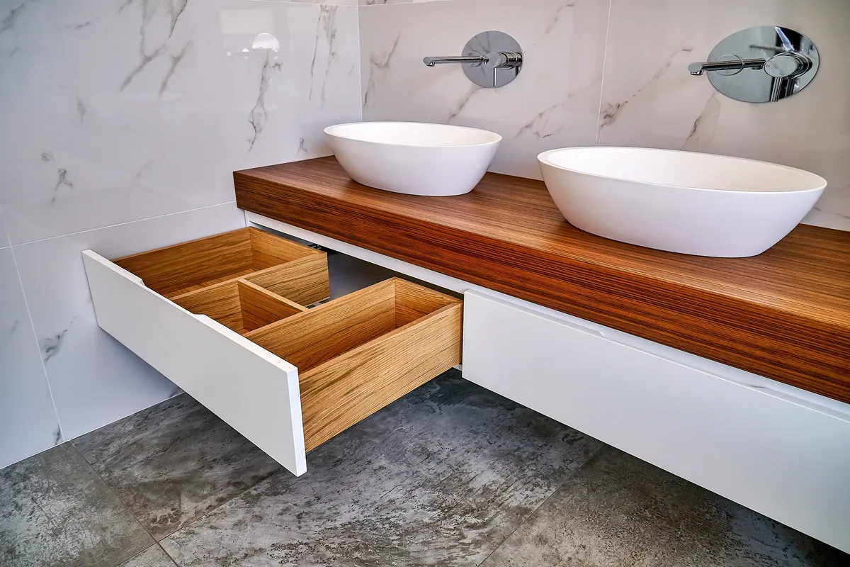 mobile bagno sospeso in legno con lavabo tondo e top effetto teak