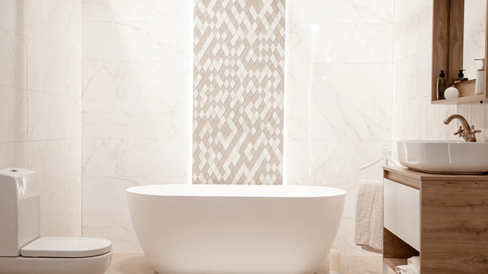 Sanitari a Palermo, ceramica bianca e vasca in un bagno moderno minimal
