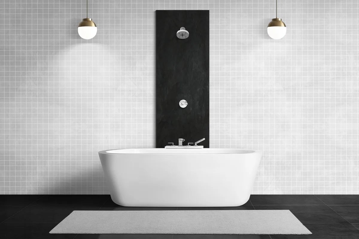 Vasca da bagno in ceramica bianca con piastrelle a mosaico in un bagno moderno