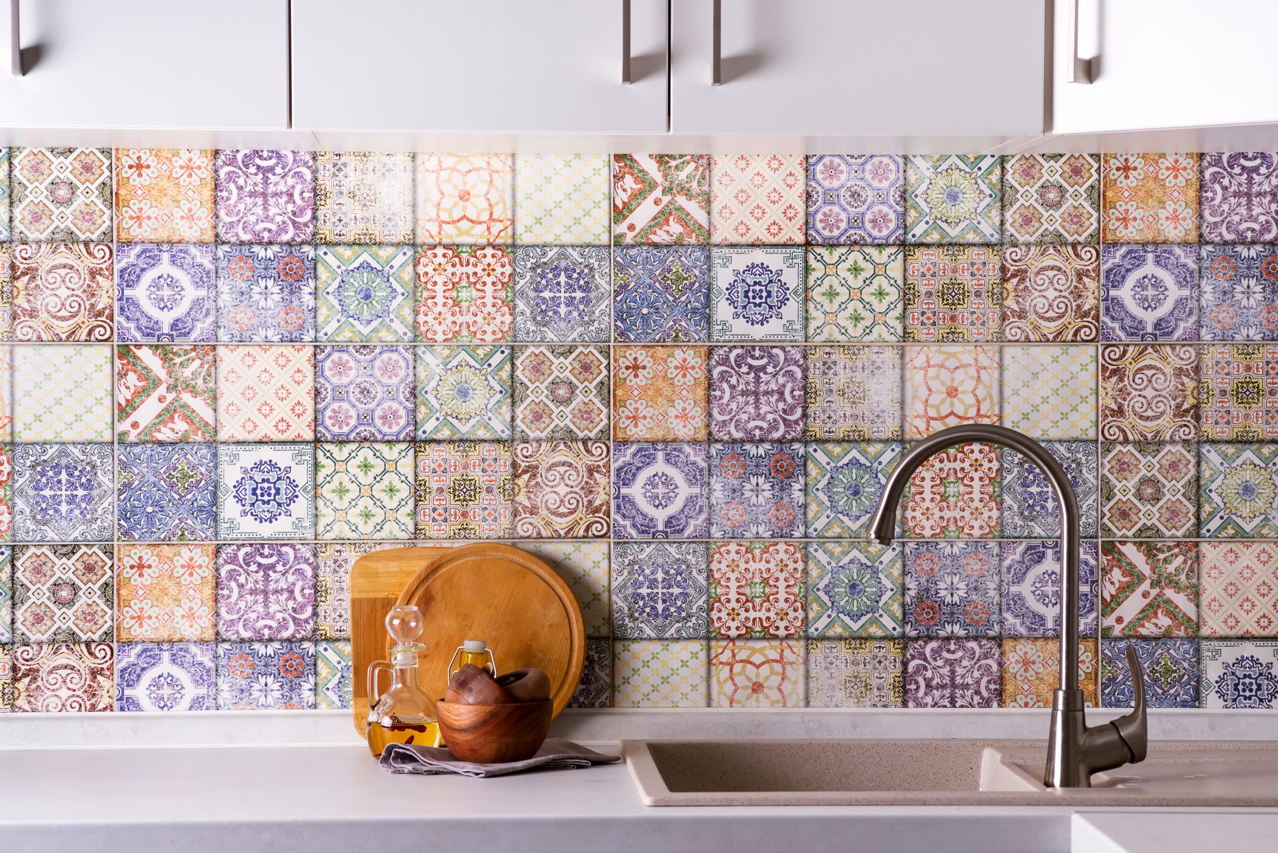 Cucine in Muratura, Arredare Stile Rustico e Moderna Su Misura shiny stainless steel faucet with chrome water tap stone sink wooden bowls with olive olives wall colored old tiles kitchen interior scaled