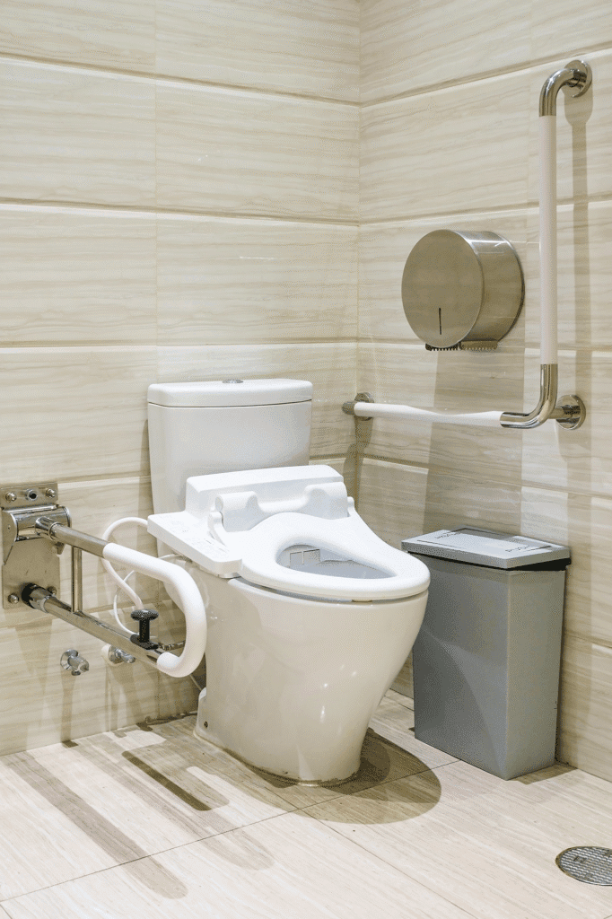 Bagno commerciale a norma Palermo 2025 – requisiti igienici accessibilità materiali consigliati kit bagno disabili