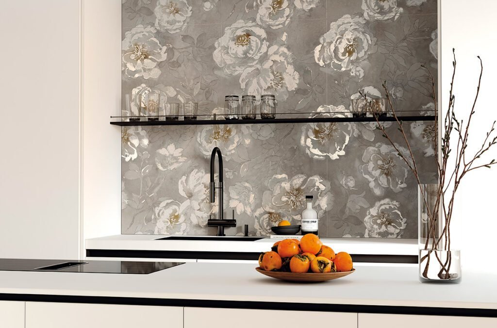 Tuscania Universal Palermo – Gres Decorativo Effetto Carta da Parati in Offerta ambiente cucina con rivestimento Tuscania serie Universal