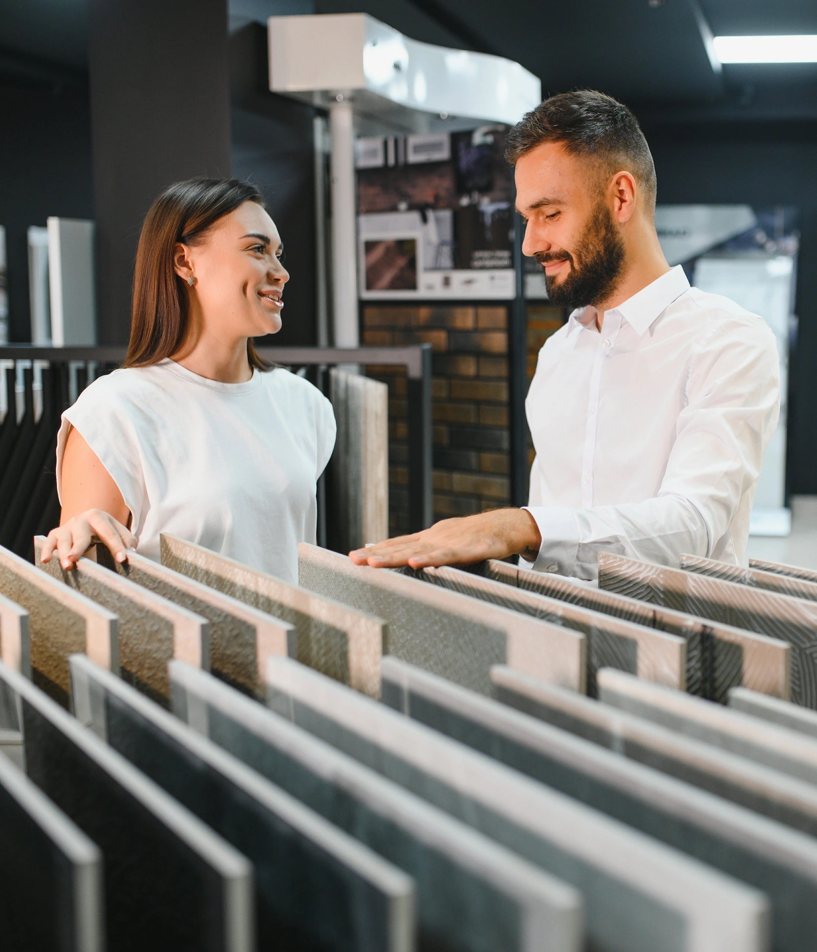 una coppia di clienti scelgono le piastrelle per casa
