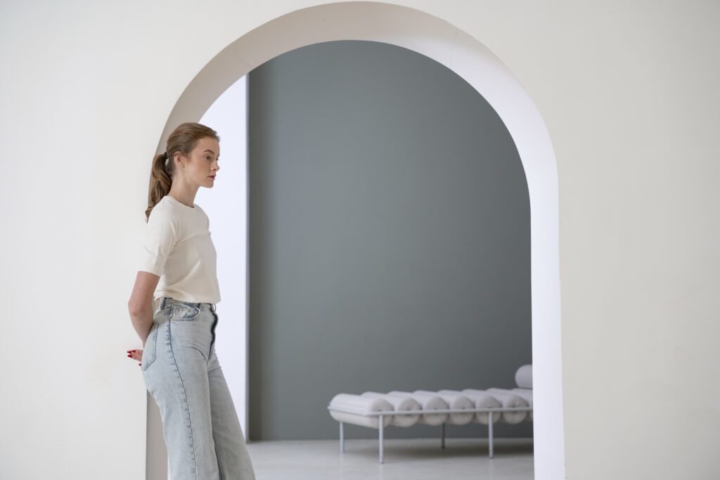 bella donna che indossa una camicia minimalista