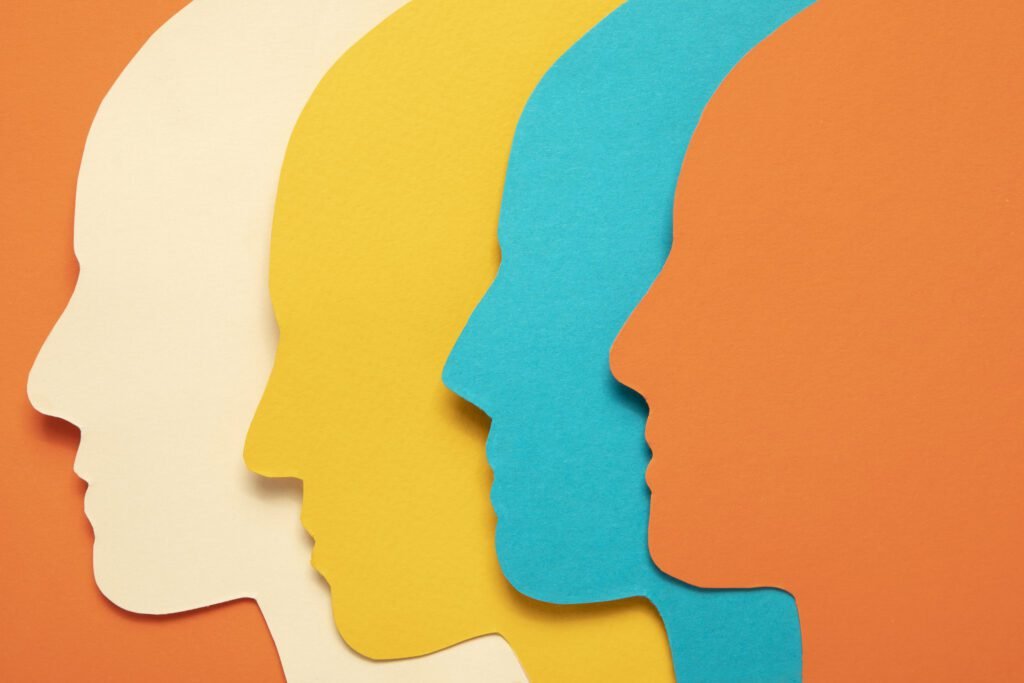 forme di carta psichedeliche con profili di teste umane