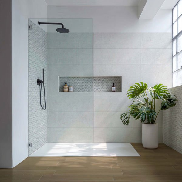 Decoro Indira di Idea Ceramica utilizzato come rivestimento decorativo per la doccia