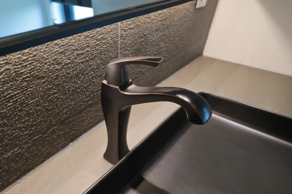 rubinetteria nera opaca e nero satinato per bagno moderno 2026