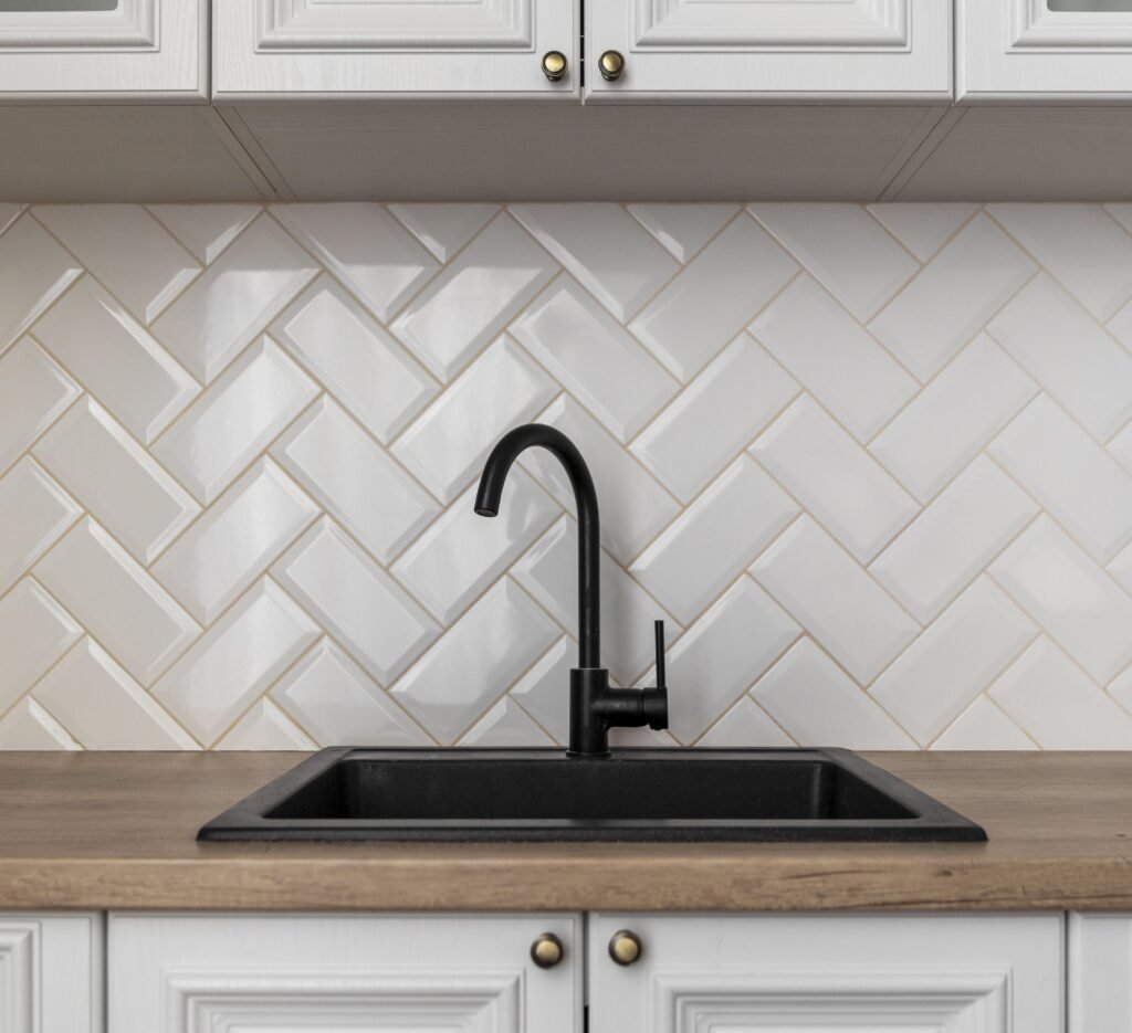 Lavello cucina in ceramica, acciaio o composito: qual è quello giusto per te lavello in ceramica nera