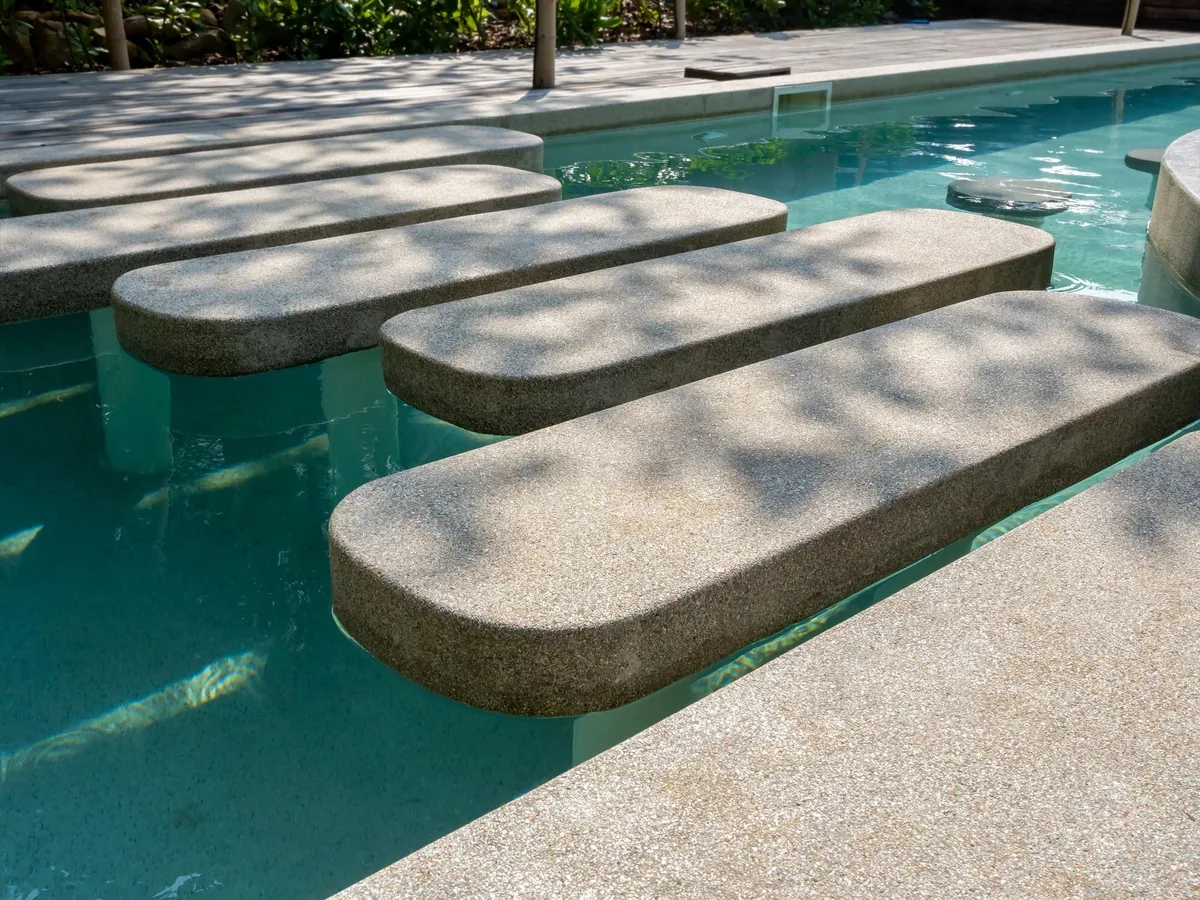 Gradini in gres antiscivolo a bordo piscina per camminare a piedi nudi in sicurezza