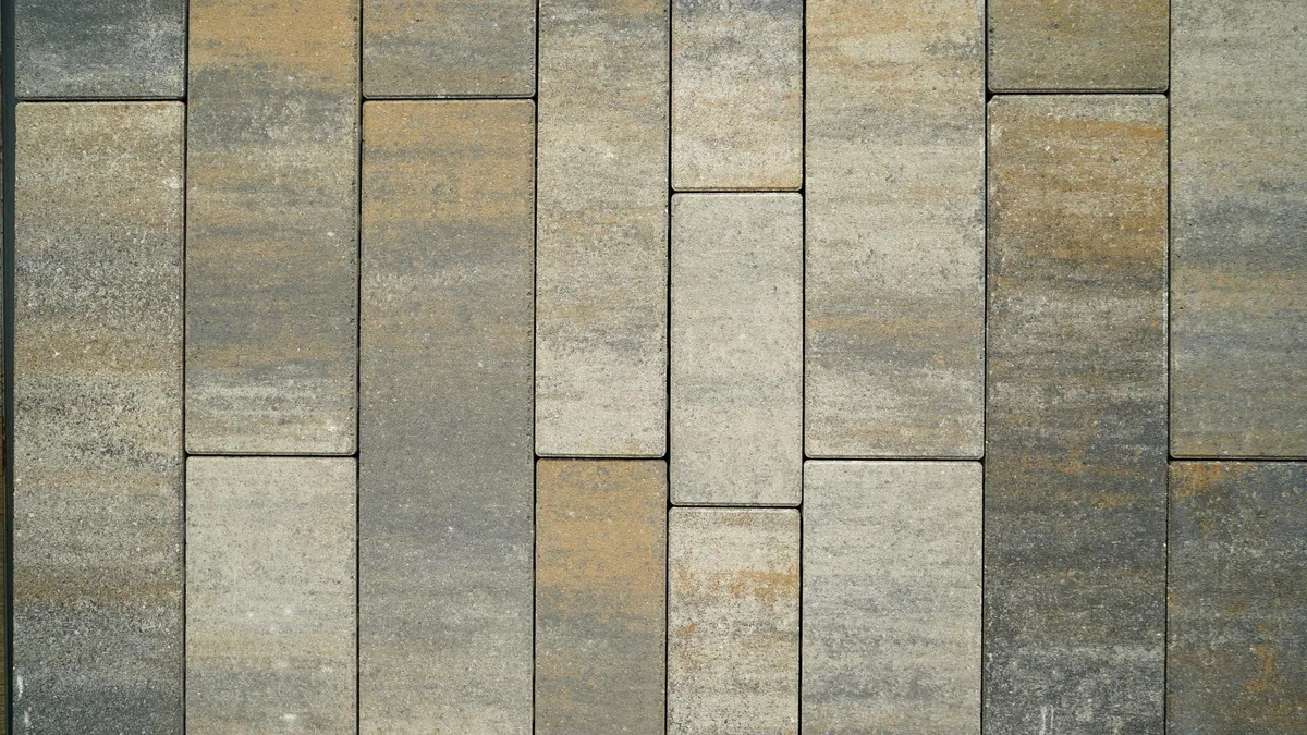 Pavimento in gres effetto pietra per una terrazza esterna