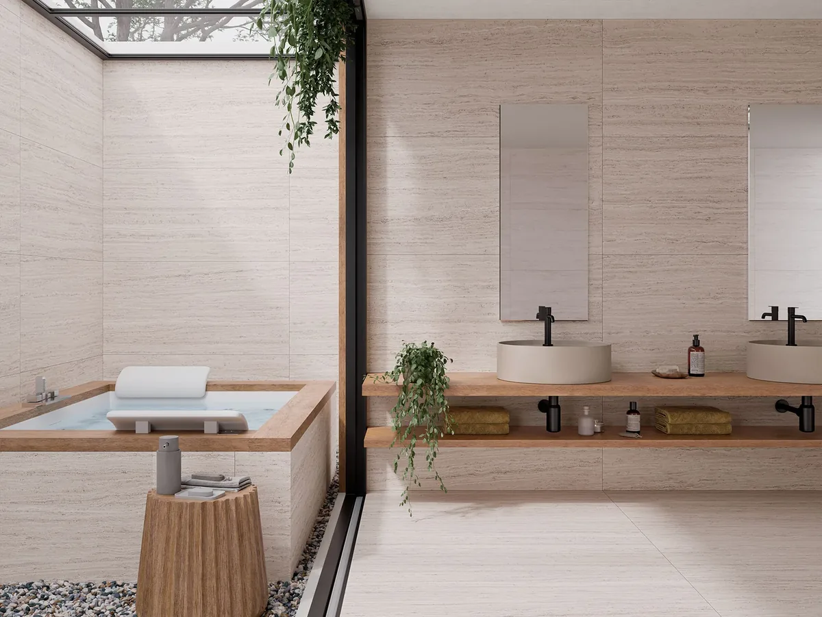 Bagno rivestito in gres effetto travertino Olimpo Avorio con vasca incassata e doppio lavabo