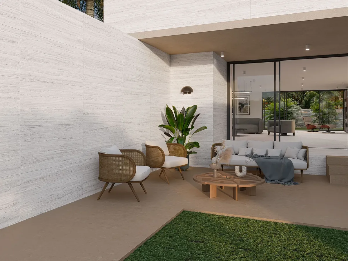 Gres effetto travertino Olimpo 60x120 posato a parete in una zona living al coperto con arredi naturali